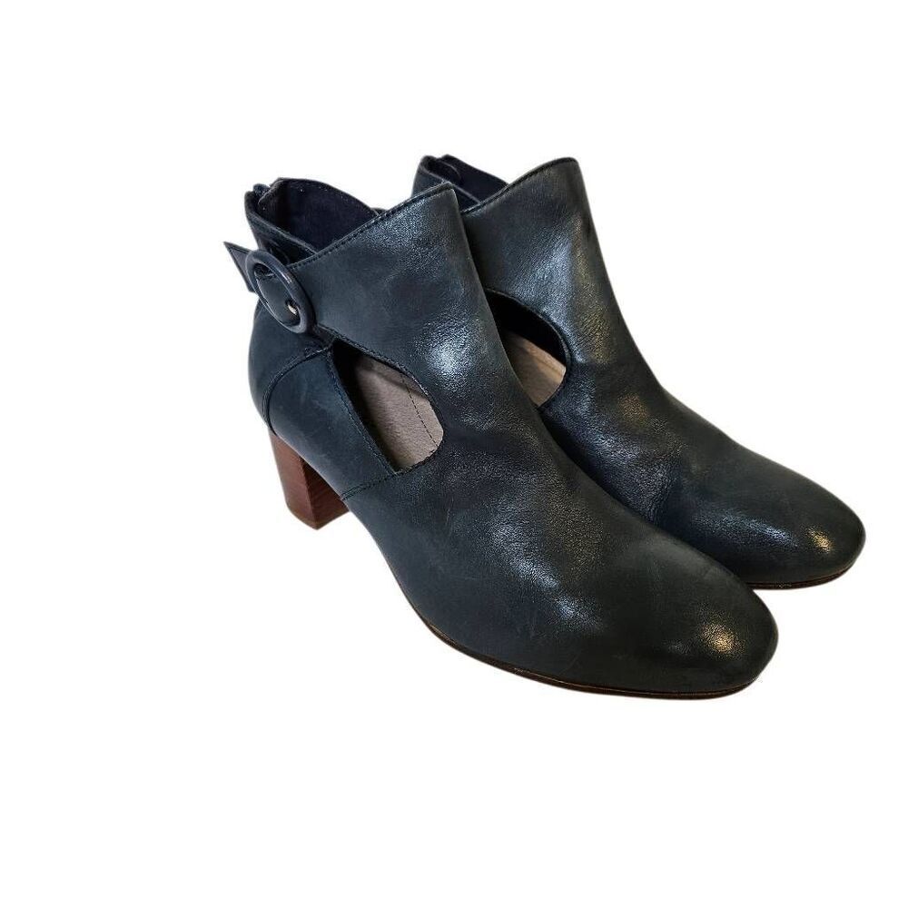 Earth Corinth booties, blue leather. Size 8.5.